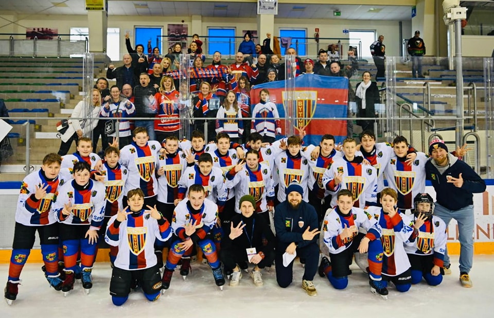 Drużyna hokejowa Polonii Bytom w kategorii żaków wywalczyła brązowy medal Mistrzostw Polski - źródło Szkoła Podstawowa Mistrzostwa Sportowego w Bytomiu